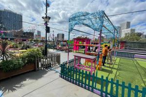 un colorido parque infantil en un parque con una valla en City Loft - O2 & Excel Center, en Londres