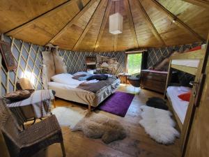 ein Schlafzimmer mit einem Bett in einem Zimmer mit Teppichen in der Unterkunft Hardanger Basecamp in Osa