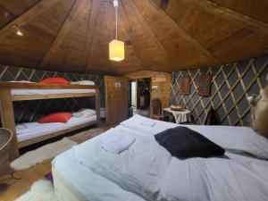 ein Schlafzimmer mit einem großen Bett im Dachgeschoss in der Unterkunft Hardanger Basecamp in Osa