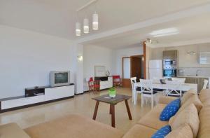 薩拉皮塔的住宿－Brisas Vista Mar，客厅配有沙发和桌子