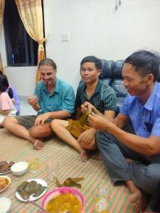 a group of people sitting on the floor at HomeStay Ông Vinh 