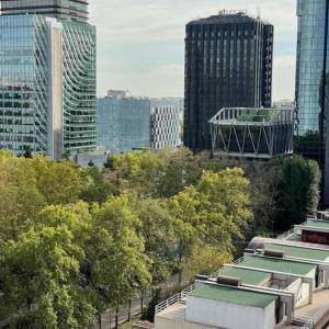 uma vista para uma cidade com edifícios altos e árvores em Encanto y Comodidad Cerca del Estadio Bernabéu em Madri