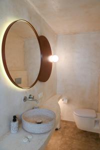 Koupelna v ubytování Naos Suites
