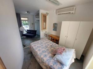 - une petite chambre avec un lit et une chaise dans l'établissement casa di marco, à Ravenne