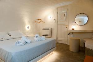 Postel nebo postele na pokoji v ubytování Naos Suites