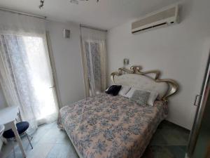 - une chambre avec un grand lit dans l'établissement casa di marco, à Ravenne