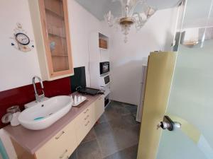 La salle de bains est pourvue d'un lavabo et d'un comptoir avec un miroir. dans l'établissement casa di marco, à Ravenne