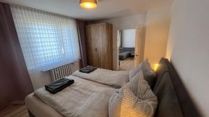 een slaapkamer met 2 bedden en kussens erop bij B12 - Ferienwohnung in Wernigerode, ideal für Wander- und Naturbegeisterte Paare in Wernigerode