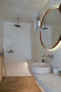 Koupelna v ubytování Naos Suites