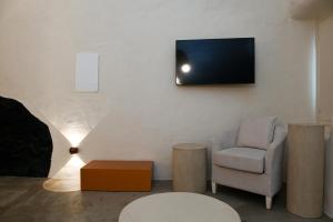 TV a/nebo společenská místnost v ubytování Naos Suites