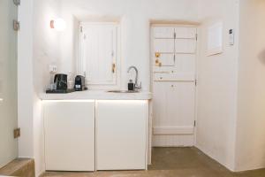 Kuchyň nebo kuchyňský kout v ubytování Naos Suites