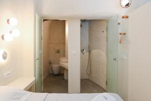 Koupelna v ubytování Naos Suites
