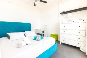 um quarto com uma cama azul e branca e uma cómoda em Guest House 4U - Povoa seaside na Póvoa do Varzim