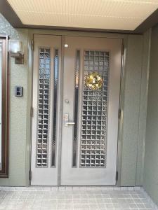 une porte d'entrée d'une maison avec un portail dans l'établissement 貸別荘せせらぎ, à Taga