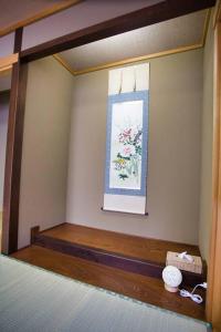 una camera con un letto e una finestra con una scatola di 貸別荘せせらぎ a Taga