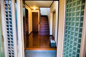 un couloir d'une maison avec un escalier dans l'établissement 貸別荘せせらぎ, à Taga
