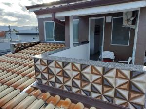 a roof deck with a geometric design on it at Suíte Praia na casa da Berenice in Caraguatatuba