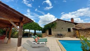 Bazén v ubytování Chambre avec cuisine, vue et piscine privée au cœur du Beaujolais nebo v jeho okolí