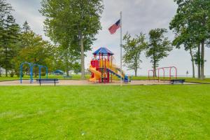 een speeltuin in een park met een Amerikaanse vlag bij Flamingo Geneva Getaway Steps to Lake Erie! in Geneva
