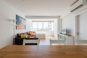 Vista Mar في كوارتيرا: غرفة معيشة مع أريكة وطاولة