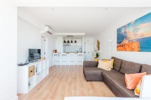 Vista Mar في كوارتيرا: غرفة معيشة مع أريكة ومطبخ