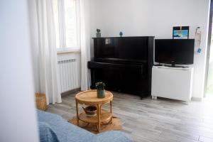 een woonkamer met een televisie en een salontafel bij Holiday House ViscaUno in Nettuno
