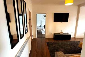 Televisyen dan/atau pusat hiburan di Luxury, Spacious 1 Bedroom Flat +3 gambar