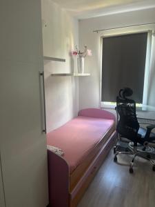 Cette petite chambre comprend un lit, une chaise et une fenêtre. dans l'établissement Lily 7, à Koper