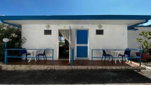 une table bleue et des chaises devant une maison dans l'établissement Pensione San Michele, à Mattinata