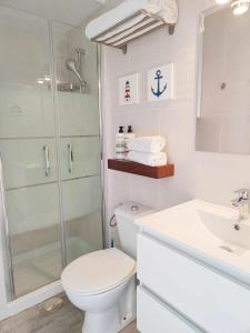 een badkamer met een toilet, een douche en een wastafel bij Corralejo Dunas Pools Wifi Tennis Bikes Welcome Pack in Corralejo