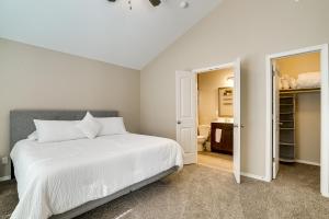 Ένα ή περισσότερα κρεβάτια σε δωμάτιο στο Modern El Paso Getaway with Patio and Backyard!