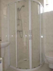 La salle de bains est pourvue d'une douche, d'un lavabo et de toilettes. dans l'établissement Maison de vacances 5-7 personnes, à Saint-Pierre-Quiberon