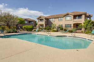 - une piscine en face d'une maison dans l'établissement Oro Valley Condo with Desert and Mountain Views!, à Oro Valley