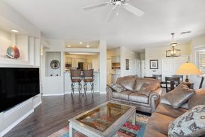 Televisyen dan/atau pusat hiburan di Oro Valley Condo with Desert and Mountain Views!