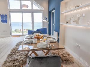 - une salle à manger avec une table et une vue sur l'océan dans l'établissement The Penthouse, à Scarborough