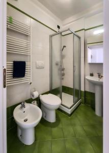 La salle de bains est pourvue de toilettes, d'un lavabo et d'une douche. dans l'établissement Il Nido di Marta, à Imperia