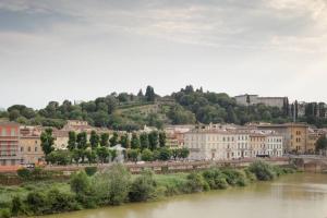 vistas a una ciudad con río y edificios en The River View in Florence "Costante Art & Design", en Florencia