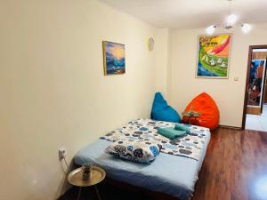 Легло или легла в стая в Colorful 1-BDR Apartment - Top center of Burgas