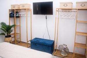 une chambre avec un lit, une télévision et un ventilateur dans l'établissement Holiday House ViscaUno, à Nettuno