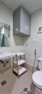 een badkamer met een wastafel en een toilet bij 2BR Irish Luck Holiday Apartment in Manilla