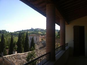 Aussicht vom Balkon eines Hauses in der Unterkunft Casa Ghibellina in Castelbellino