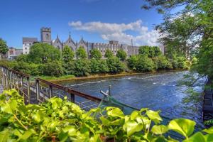 une vue sur une rivière avec des bâtiments en arrière-plan dans l'établissement Luxury City Center Penthouse - Best Location, à Galway