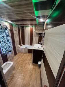 La salle de bains est pourvue d'une baignoire, de toilettes et d'un lavabo. dans l'établissement ARISTOTLE GROUP OF HOUSEBOATS & TRANSPORTATION, à Srinagar