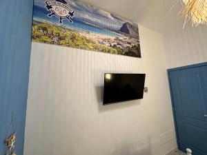 TV de pantalla plana colgada en la pared en Ca Sà Bellò San Vito Lo Capo en San Vito lo Capo