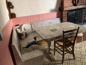 Casa dell'Arte في لوغانو: طاولة وكرسي مع طاولة وأريكة
