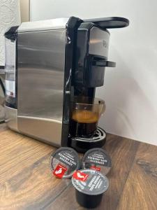 ソフィアにあるSofo houseのコーヒーメーカー(電子レンジの横)