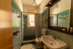 un bagno con lavandino, wc e doccia di Borgo Marino Plemmirio a Siracusa