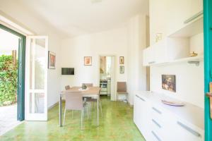 cocina y comedor con mesa y sillas en Italianflat - Villetta Bellavista, en Bardolino