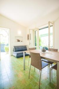 sala de estar con mesa, sillas y cama en Italianflat - Villetta Bellavista, en Bardolino