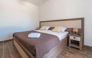 una camera con un grande letto e un comodino di Villa Barbara a Pakovo Selo Altre 15 foto